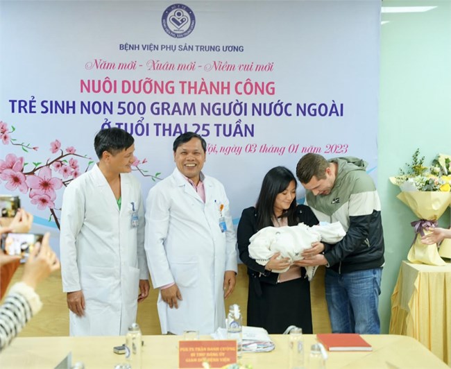 Nuôi dưỡng thành công trẻ sinh non 500 gram người nước ngoài  ở tuổi 25 tuần (3/1/2023)